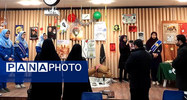 بازدید از غرفه‌های مدرسه انقلاب دبیرستان فرزانگان قائمشهر