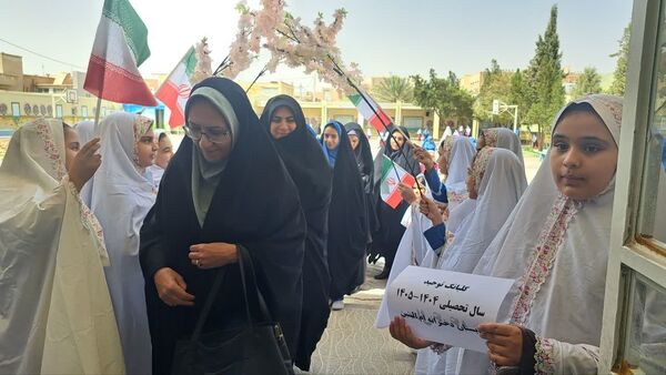 آغاز سال تحصیلی با طنین گلبانگ توحید در دبستان دخترانه ام‌البنین یزد