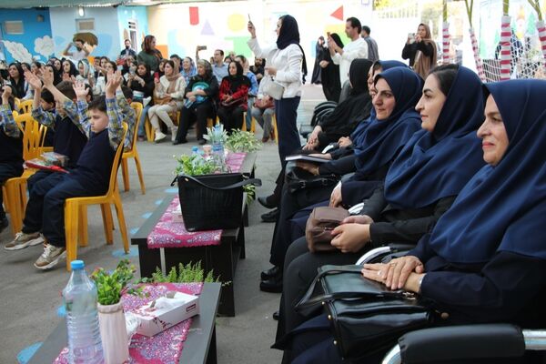 جشن شکوفه‌ها در دبستان منوچهر رزاقی ناحیه۳ مشهد
