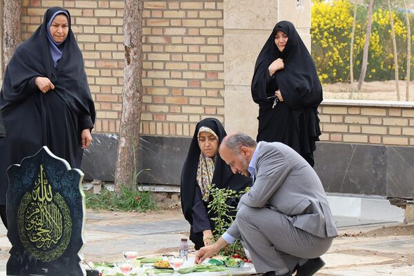 مراسم غبارروبی مزار شهدای فرهنگی در پاکدشت 
