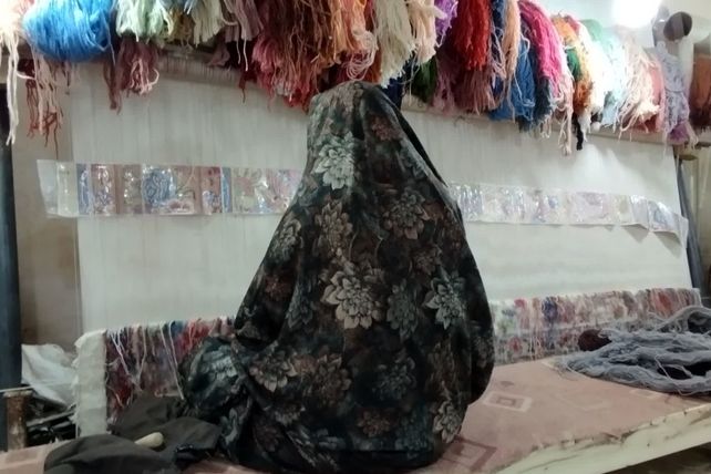 هنر قالی بافی ،پیشه‌ سنتی‌ بانوان‌ مهدی آباد خلیل آباد 