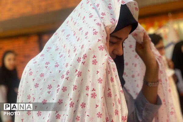 اقامه نماز دانش‌آموزان پایه هشتم در دبیرستان نگین دانش