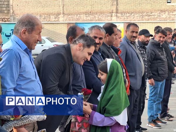 بوسه دختران روستای لالب بر دستان زحمت‌کشیده پدران