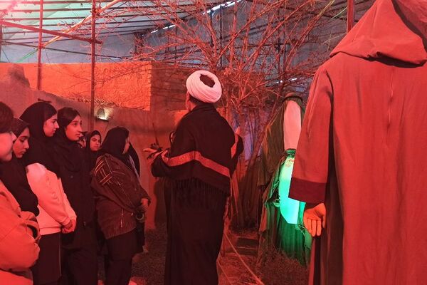 بازدید دانش‌آموزان دبیرستان یادگار امام از کوچه‌های بنی‌هاشم
