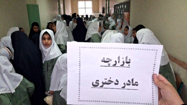 بازارچه مادر دختری با دست‌سازه‌های دانش‌آموزی 