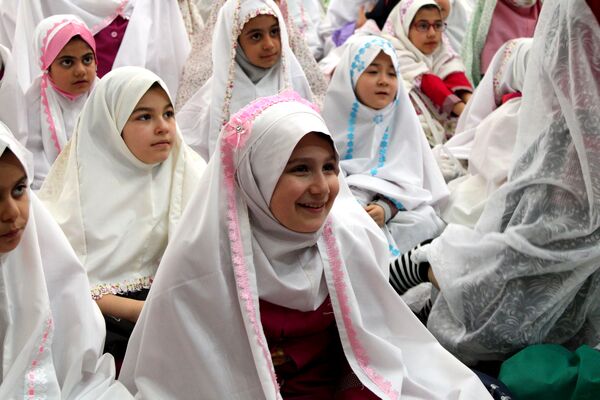 آیین جشن تکلیف دانش‌آموزان دختر شهرستان پردیس در فضایی معنوی و باشکوه