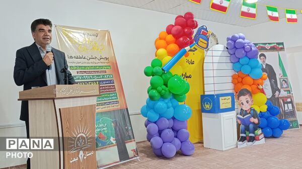 لبخند عاطفه بر لبان دانش‌آموزان میبدی