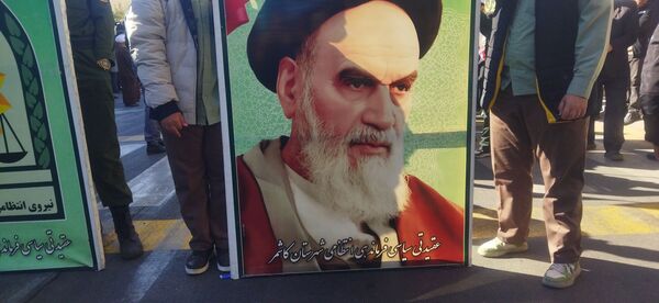 حضور پرشور دانش‌آموزان دبستان پسرانه فضیلت در راهپیمایی یوم‌الله ۱۳آبان 