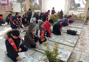 غبارروبی مزار شهدا در دهه فجر با آیینی از جنس احترام 