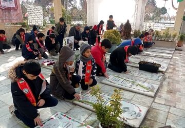 غبارروبی مزار شهدا در دهه فجر با آیینی از جنس احترام 