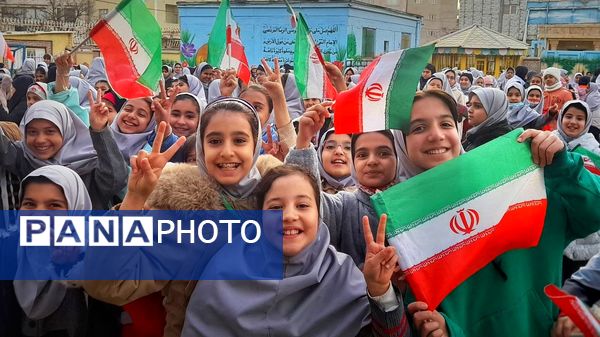 جشنی به رنگ پرچم ایران در دبستان نیایش 