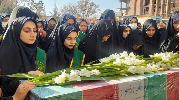 تشییع شهید گمنام 17ساله در دبیرستان شاهد عصمت ناحیه سه کرج 
