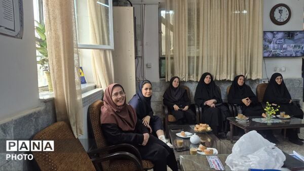  تقدیر از مدیریت دبیرستان دخترانه شهید بصیر با حضور کارشناسان متوسطه اول