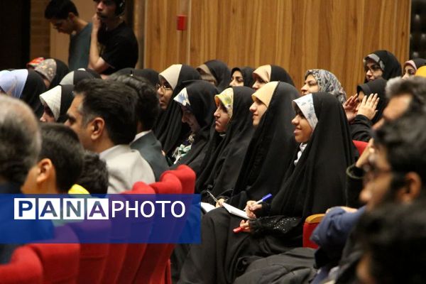 کارگاه نبرد رسانه‌ها؛ مشارکت فعالان رسانه‌ای و دانش‌آموزان یزدی در جنگ آگاهی