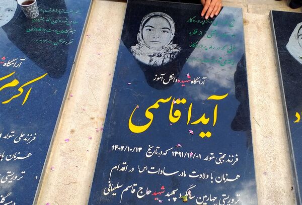 دختران اثرگذار شهرستان‌های تهران مزار سردار دلها و شهیده آیدا قاسمی را زیارت کردند