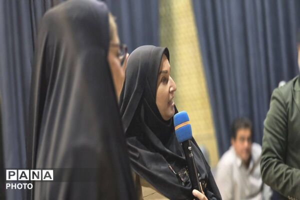 مراسم اعطای نشان سمپاد به دانش آموزان فرزانگان ورامین