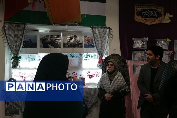 افتتاحیه نمایشگاه «مدرسه انقلاب» در مدرسه شهید شرافت بهارستان‌دو