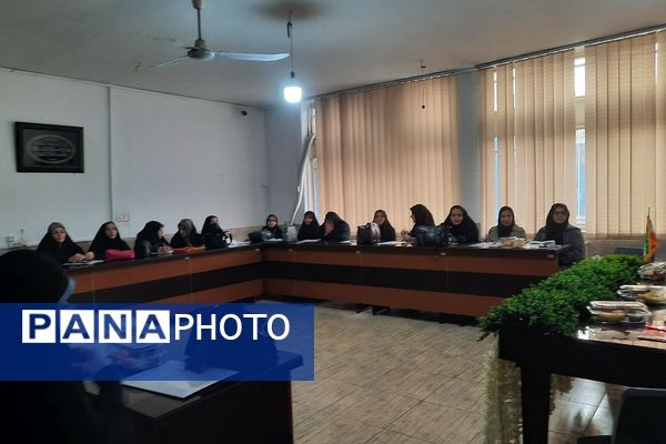 جلسه قطبی مدیران ابتدایی در دبستان شهید دکتر چمران ناحیه دو شهرری 