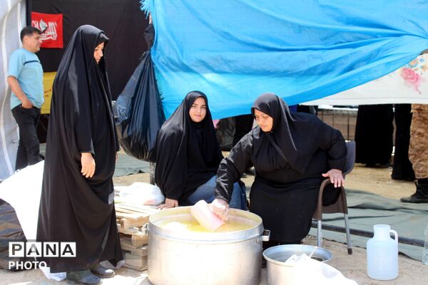 خدمت‌رسانی به زائران در حال برگشت از مشهد مقدس در موکب روستای کرک