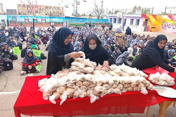 طنین شادی دانش آموزان در برپایی جشن به مناسبت سالروز ولادت امام زمان (عج)