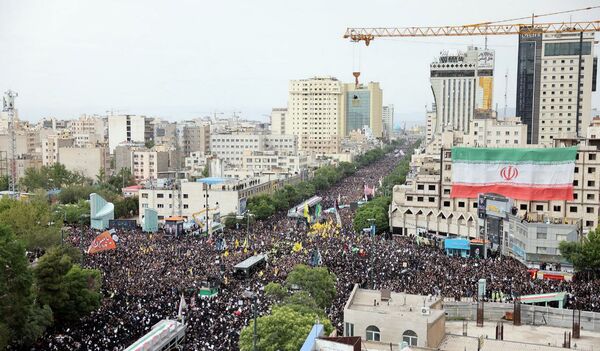 سیل خروشان زائران و مجاوران رضوی در مراسم تشییع پیکر شهدای خدمت
