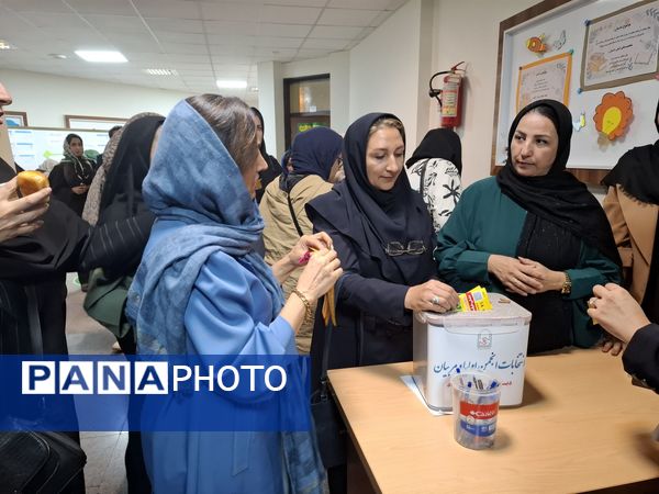 جلسه انجمن اولیا و مربیان در دبستان آرمینه مصلی نژاد ناحیه ۶ مشهد 