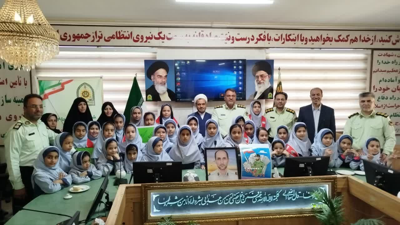 تبریک به پدران شاغل نیروی انتظامی توسط دانش‌آموزان مدرسه شاهد خیر سجادی