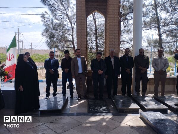 تجدید بیعت معلمان و مسئولین آموزش و پرورش پاکدشت در هفته معلم با شهدا