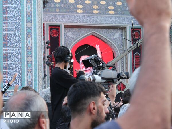 بارگاه منوّر رضوی در سالروز شهادت امام رضا (ع) یکپارچه سیاهپوش و لبریز از سوز و گداز عزاداران شد