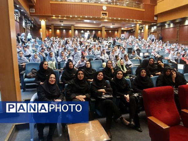 نواختن زنگ سپاس در فرهنگسرای آریو مصلی نژاد 