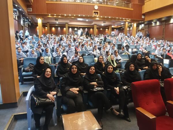 نواختن زنگ سپاس در فرهنگسرای آریو مصلی نژاد 