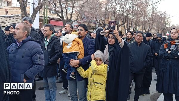 خروش مردم چهارمحال و‌بختیاری در میدان انقلاب شهرکرد
