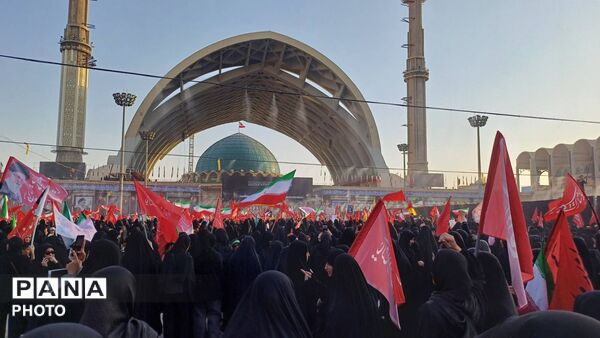 وداع با رهبر شهید انقلاب اسلامی امام خامنه‌ای و خانواده شهید  ایشان در مصلی امام خمینی(ره) 