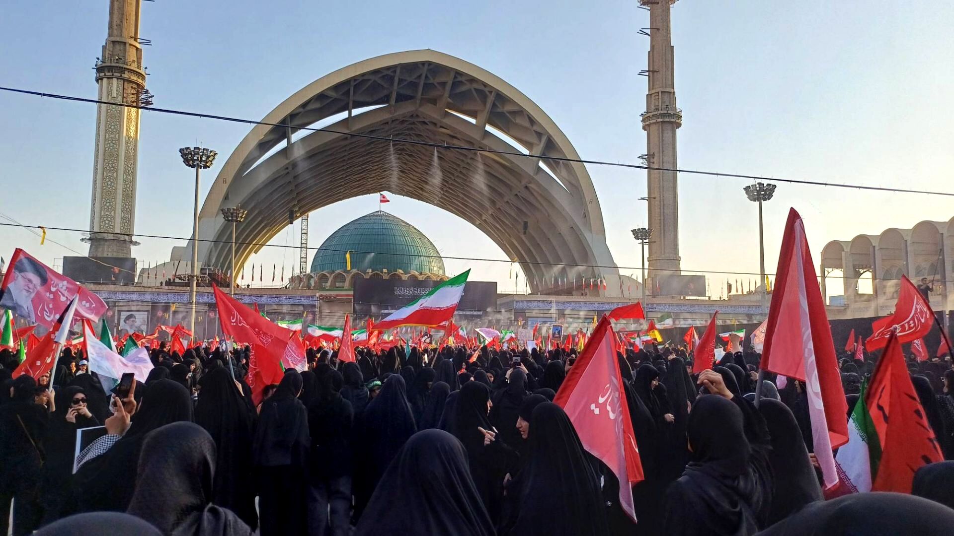 وداع با رهبر شهید انقلاب اسلامی امام خامنه‌ای و خانواده شهید  ایشان در مصلی امام خمینی(ره) 