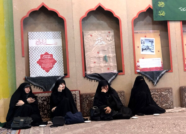 محفل شعرخوانی نخبگان ادبی با حضور مشاور رئیس‌جمهور شهید در قم