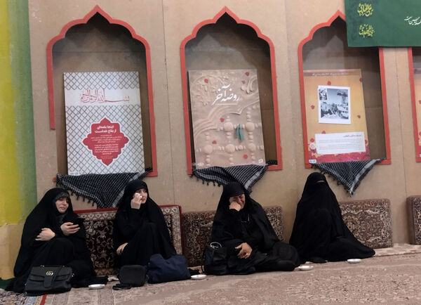 محفل شعرخوانی نخبگان ادبی با حضور مشاور رئیس‌جمهور شهید در قم