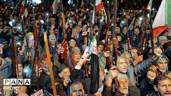 حضور با شکوه قشرهای مختلف مردم دلفان در پانزدهمین اجتماع شبانه در میدان امام خمینی(ره)