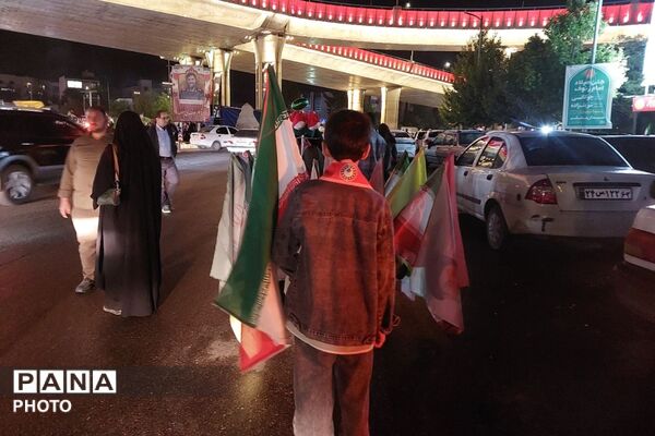 موکب نوجوان مبارز در میدان معلم