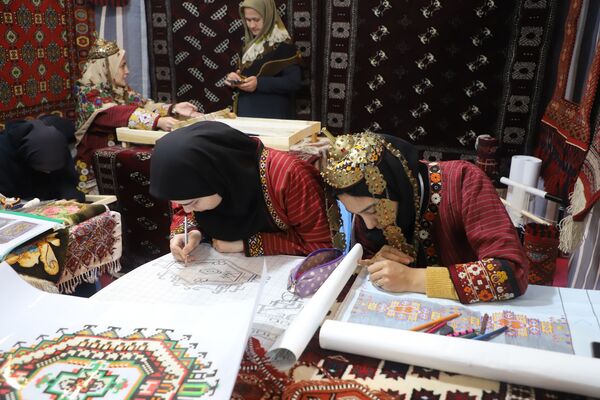 افتتاح نمایشگاه دست‌سازه‌های هنرستانی‌های گلستان در رویداد ایران‌جان