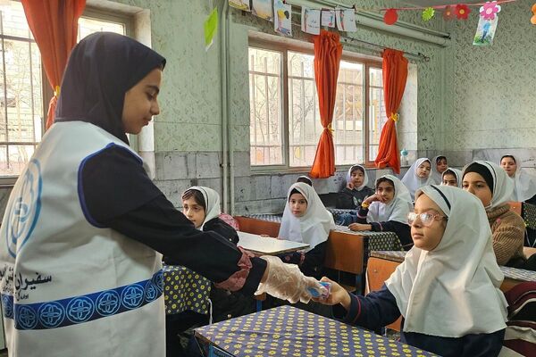 توزیع بسته‌های سلامتی در مدرسه ابتدایی هدی با مشارکت سفیران سلامت