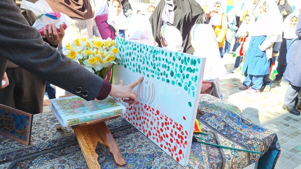 نواخته شدن زنگ انقلاب اسلامی توسط استاندار اصفهان