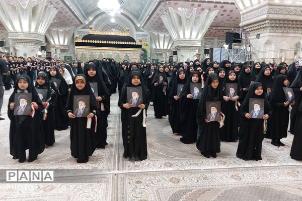 هم‌نوایی دانش‌آموزان منطقه ۵ تهران با سرود «باید برخاست» در سوگواری رهبر شهید