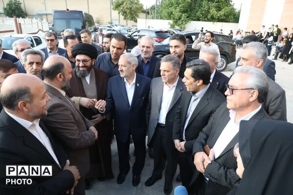 ادای احترام وزیر آموزش‌وپرورش به شهدای انقلاب اسلامی و دفاع مقدس در زنجان