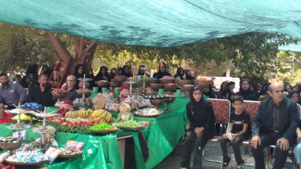برپایی سفره‌ی احسان در محوطه بیمارستان فوق تخصصی آیت‌الله یثربی کاشان
