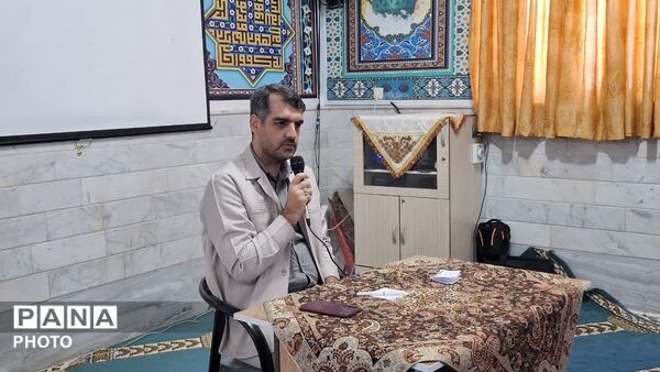 نشست صمیمی دانش آموزان هنرستان اندیشه شهر کهک با نماینده مردم قم در مجلس
