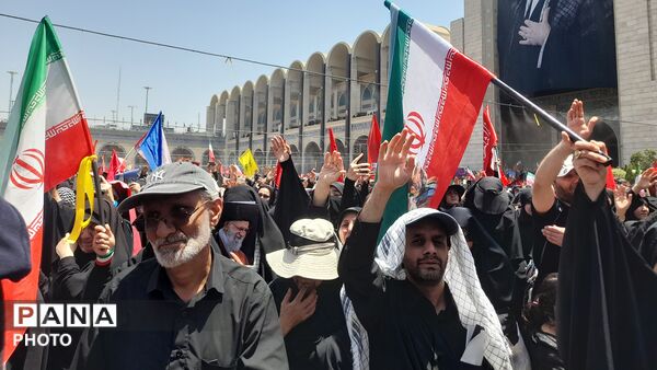  نمایشِ اقتدار در تشییعِ رهبر شهید