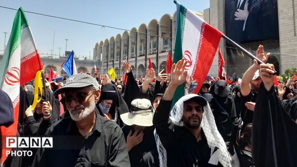  نمایشِ اقتدار در تشییعِ رهبر شهید