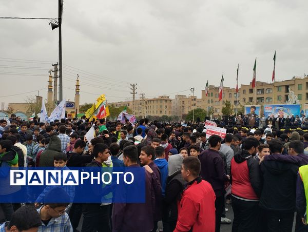 حضور دانش‌آموزان ملاردی در راهپیمایی روز سیزده آبان 