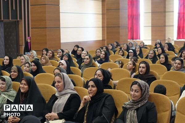 جشن شکوه مادری و همایش تجلیل از سفیران جوانی جمعیت در بهارستان‌دو
