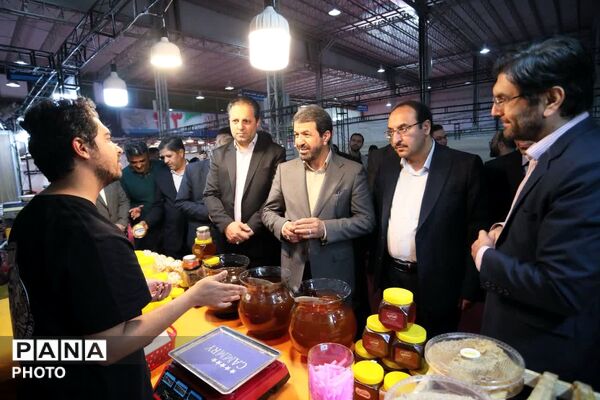 افتتاح نمایشگاه کالاهای اساسی استان در همدان